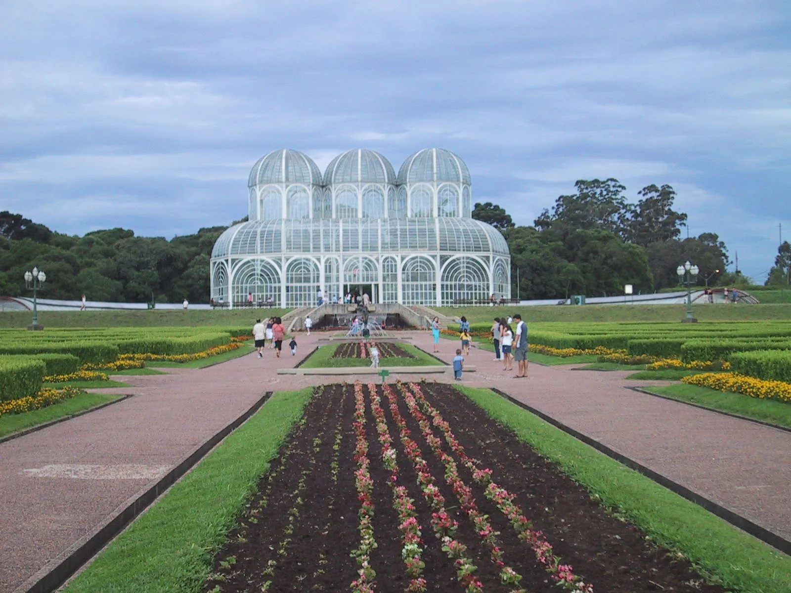 Jardim Botânico de Curitiba, com sua estufa de vidro e jardins.